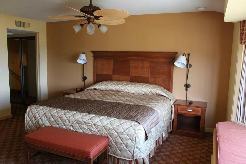 Pacific Grove Plaza bedroom