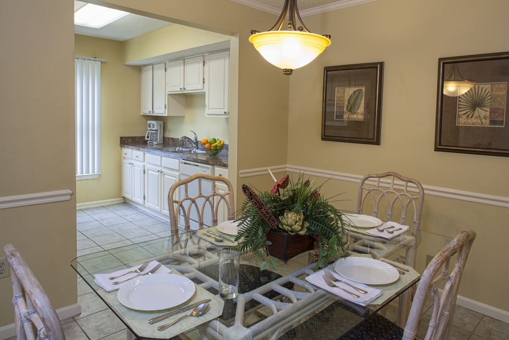 Cottages At Shipyard dining room